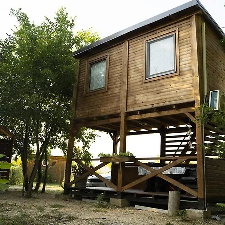 Super Cute Treehouse By The River Kemping